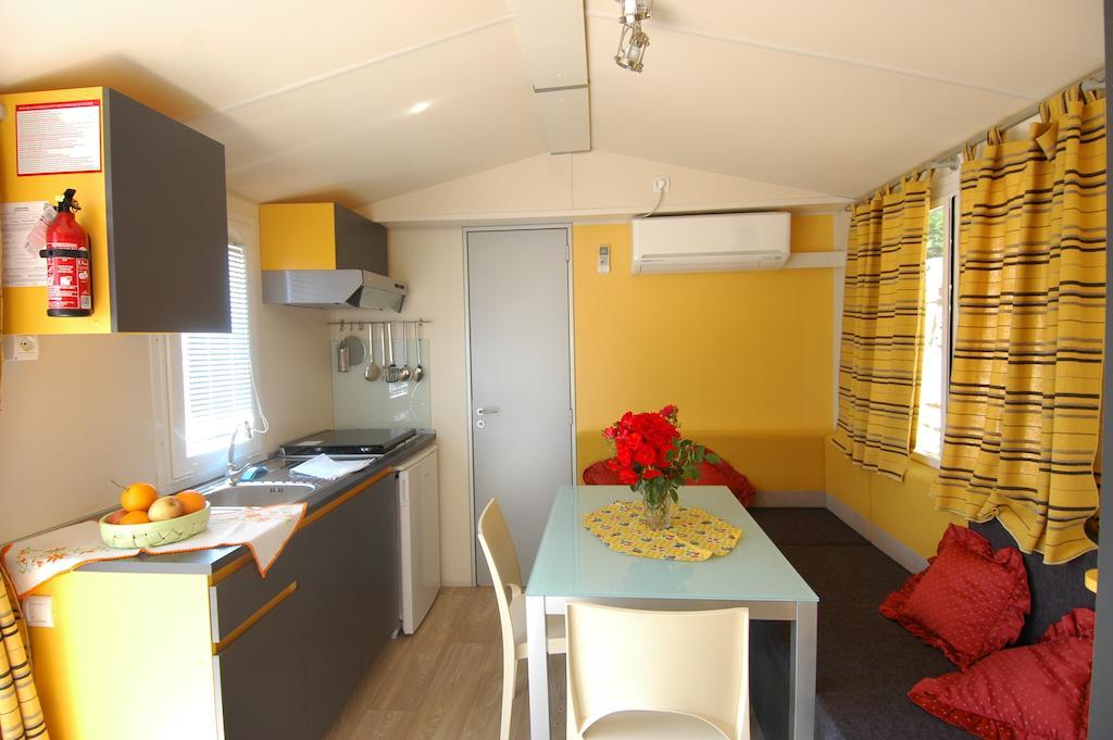 Camping Edy Diano Marina Habitación foto